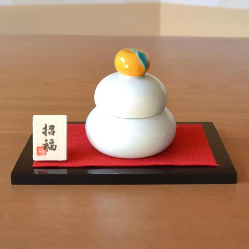 Arita Porcelain Kagamimochi Set – Artisanal New Year’S Ceremonial Display 1