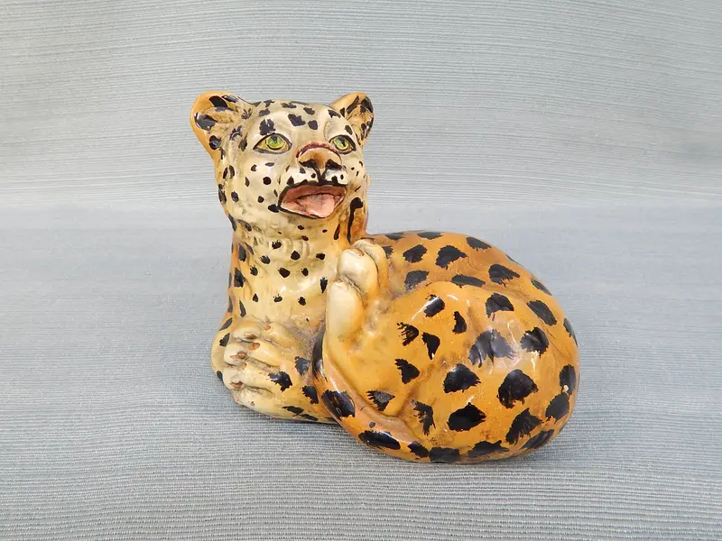 Artistic Leopard Sculpture – Decorative Animal Figurine 1