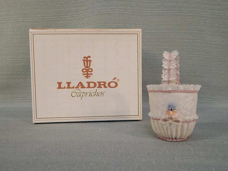 Lladró Caprichos Porcelain Basket #1557 – White With Pink Lace Detail 1